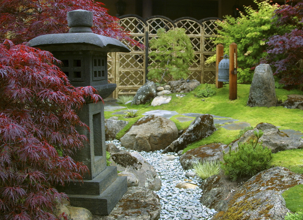 Diseño de jardín asiático de tamaño medio en patio trasero con jardín francés