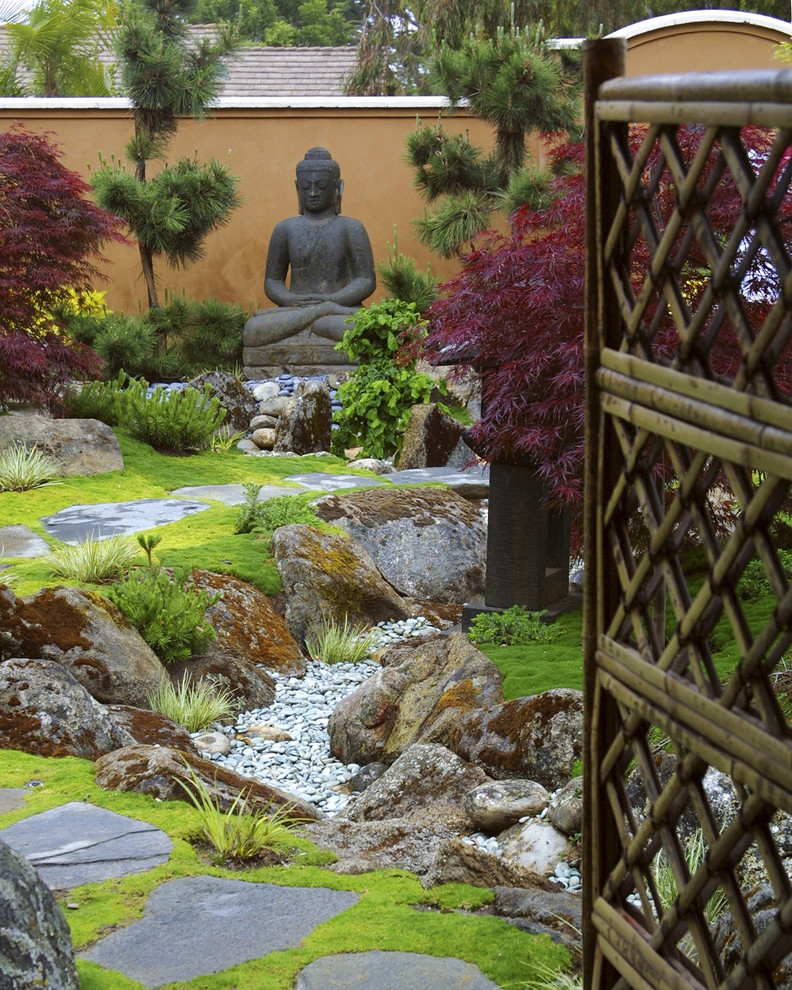 Halbschattiger, Geometrischer, Mittelgroßer Asiatischer Gartenweg hinter dem Haus mit Natursteinplatten in Santa Barbara