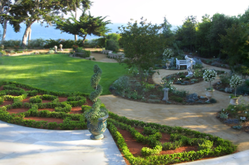 Design ideas for a traditional landscaping in Santa Barbara.
