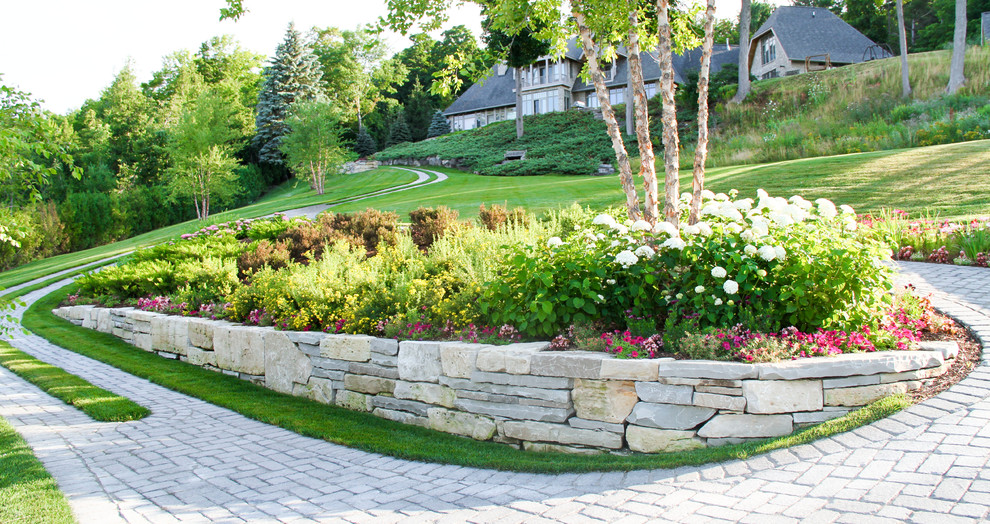 Modelo de camino de jardín actual extra grande en patio trasero con jardín francés, exposición parcial al sol y adoquines de piedra natural