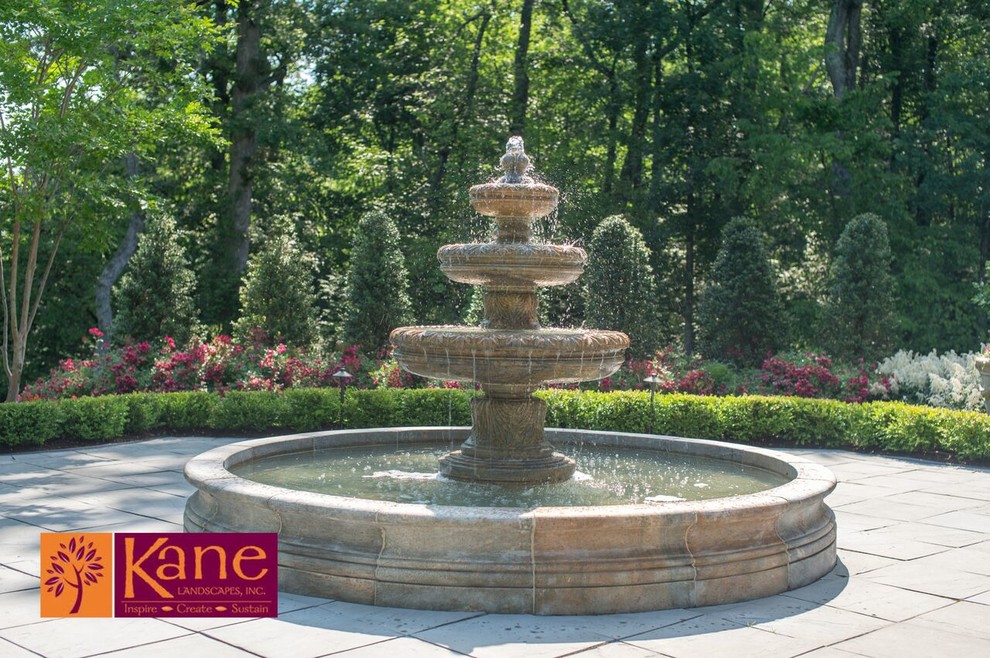 Esempio di un grande giardino vittoriano esposto in pieno sole davanti casa con fontane e pavimentazioni in pietra naturale
