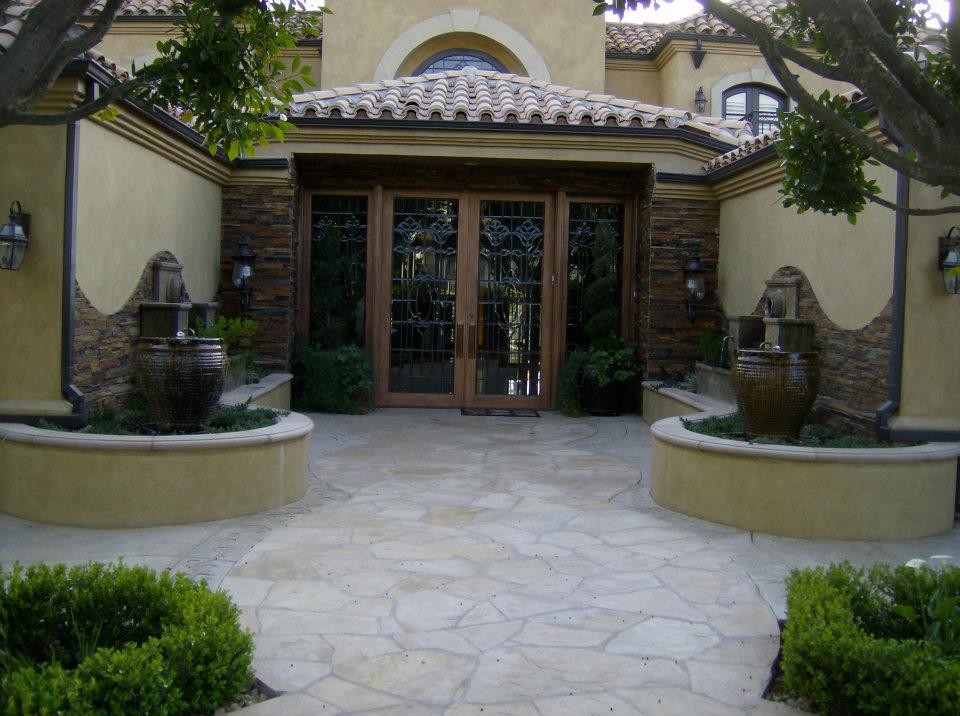 Idee per un vialetto d'ingresso moderno esposto a mezz'ombra di medie dimensioni e in cortile con fontane e pavimentazioni in pietra naturale