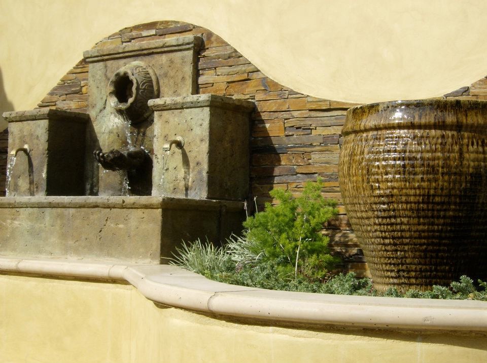 Источник вдохновения для домашнего уюта: садовый фонтан среднего размера на внутреннем дворе в стиле модернизм с подъездной дорогой, полуденной тенью и покрытием из каменной брусчатки