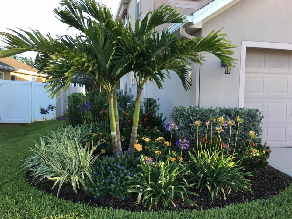 Medium sized world-inspired back garden in Orlando.