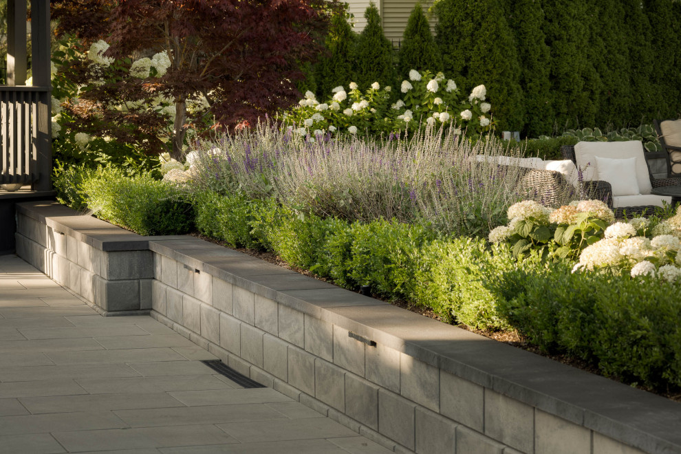 Foto di un ampio giardino minimal esposto in pieno sole dietro casa in estate con pavimentazioni in cemento