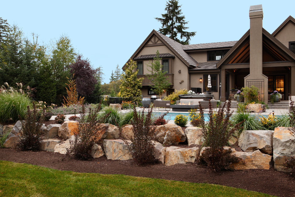 Пример оригинального дизайна: солнечный регулярный сад среднего размера на заднем дворе в современном стиле с хорошей освещенностью, мощением тротуарной плиткой и камнем в ландшафтном дизайне