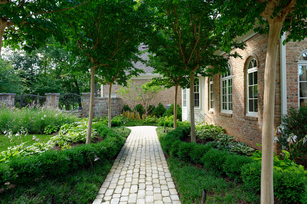Modelo de camino de jardín clásico de tamaño medio en patio lateral con adoquines de ladrillo