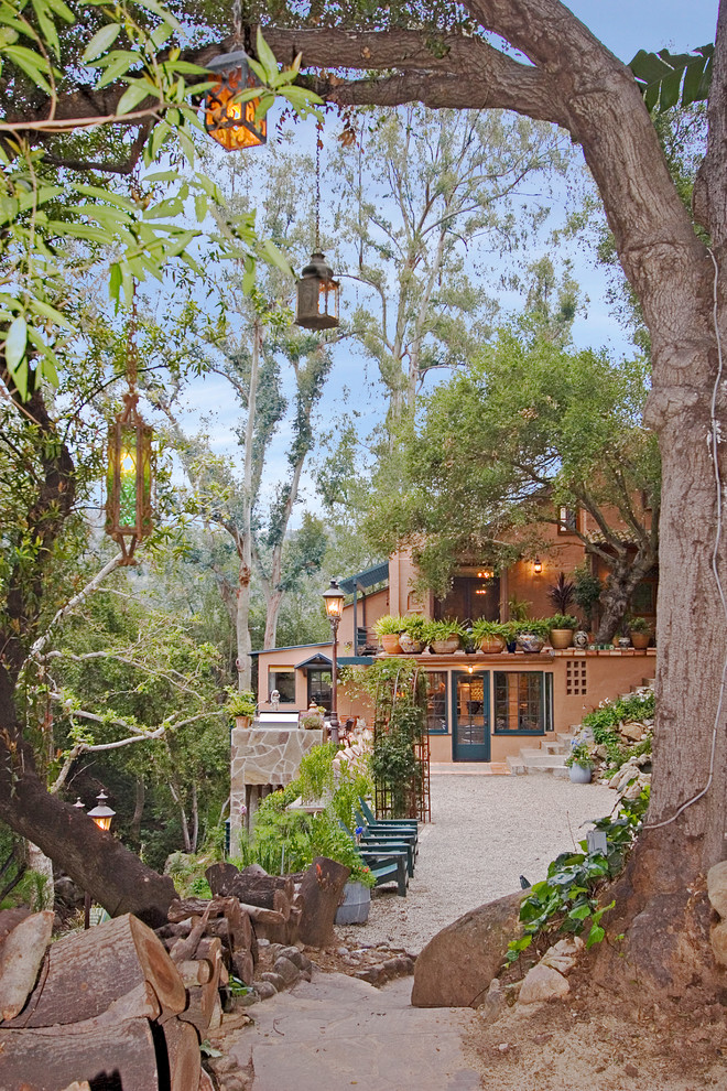 ロサンゼルスにある地中海スタイルのおしゃれな庭 (砂利舗装) の写真