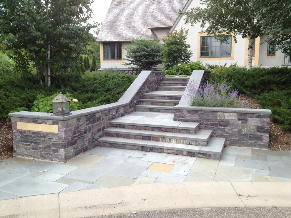 Diseño de camino de jardín de estilo americano extra grande en patio delantero con adoquines de piedra natural