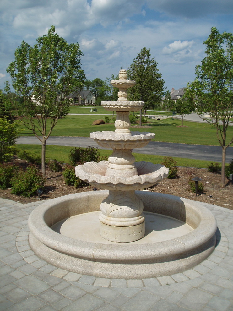 Пример оригинального дизайна: солнечный садовый фонтан среднего размера на переднем дворе в средиземноморском стиле с хорошей освещенностью и покрытием из каменной брусчатки