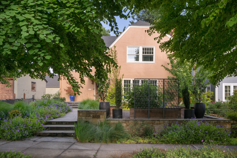 Esempio di un giardino xeriscape american style esposto a mezz'ombra di medie dimensioni e davanti casa in estate con un ingresso o sentiero e pavimentazioni in pietra naturale