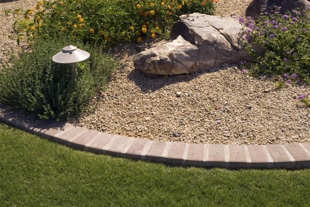 Idee per un laghetto da giardino american style esposto in pieno sole di medie dimensioni e dietro casa in estate con pavimentazioni in mattoni