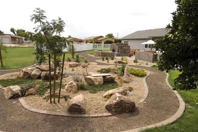 Foto di un laghetto da giardino american style esposto in pieno sole di medie dimensioni e dietro casa in estate con pavimentazioni in pietra naturale