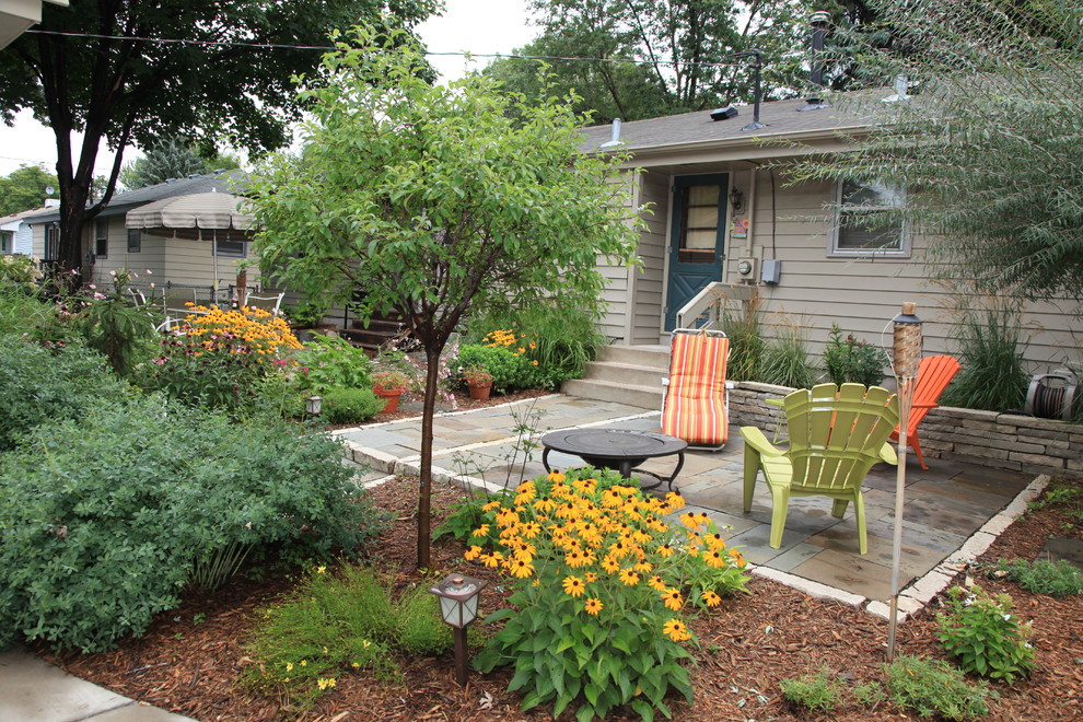 На фото: солнечный, летний регулярный сад среднего размера на переднем дворе в классическом стиле с садовой дорожкой или калиткой, хорошей освещенностью и покрытием из каменной брусчатки