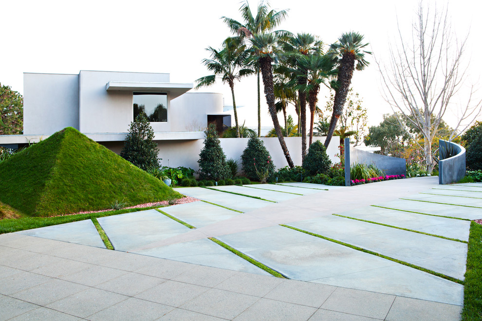 Свежая идея для дизайна: солнечный участок и сад среднего размера на переднем дворе в стиле модернизм с подъездной дорогой, хорошей освещенностью и мощением тротуарной плиткой - отличное фото интерьера