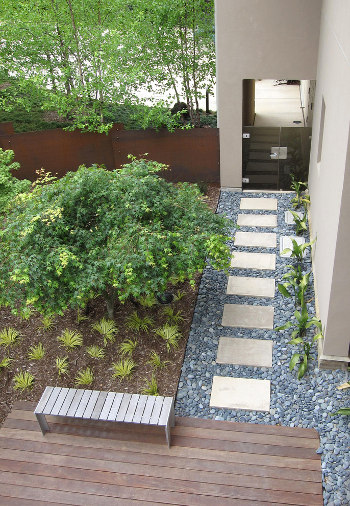 Стильный дизайн: участок и сад на боковом дворе в современном стиле с забором - последний тренд