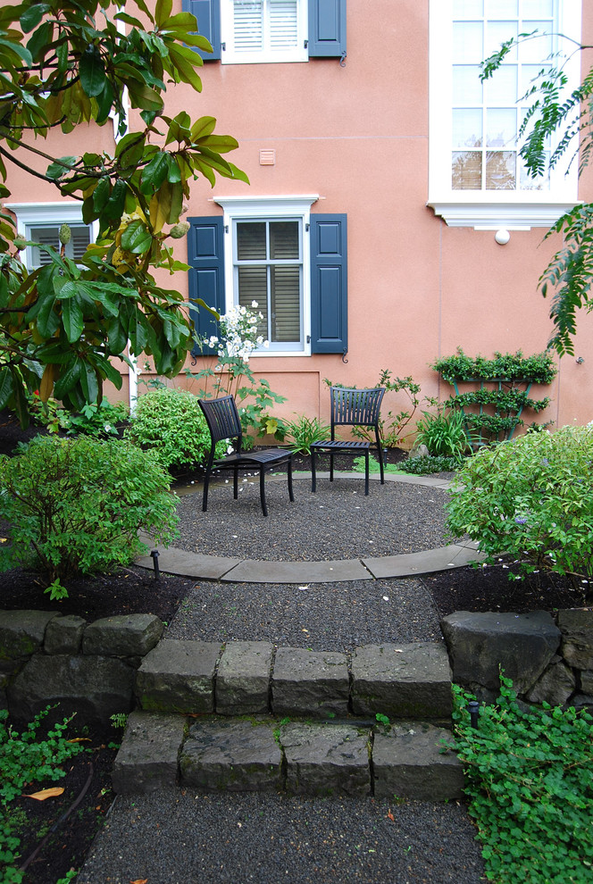 Пример оригинального дизайна: регулярный сад среднего размера на переднем дворе в классическом стиле с полуденной тенью и покрытием из каменной брусчатки