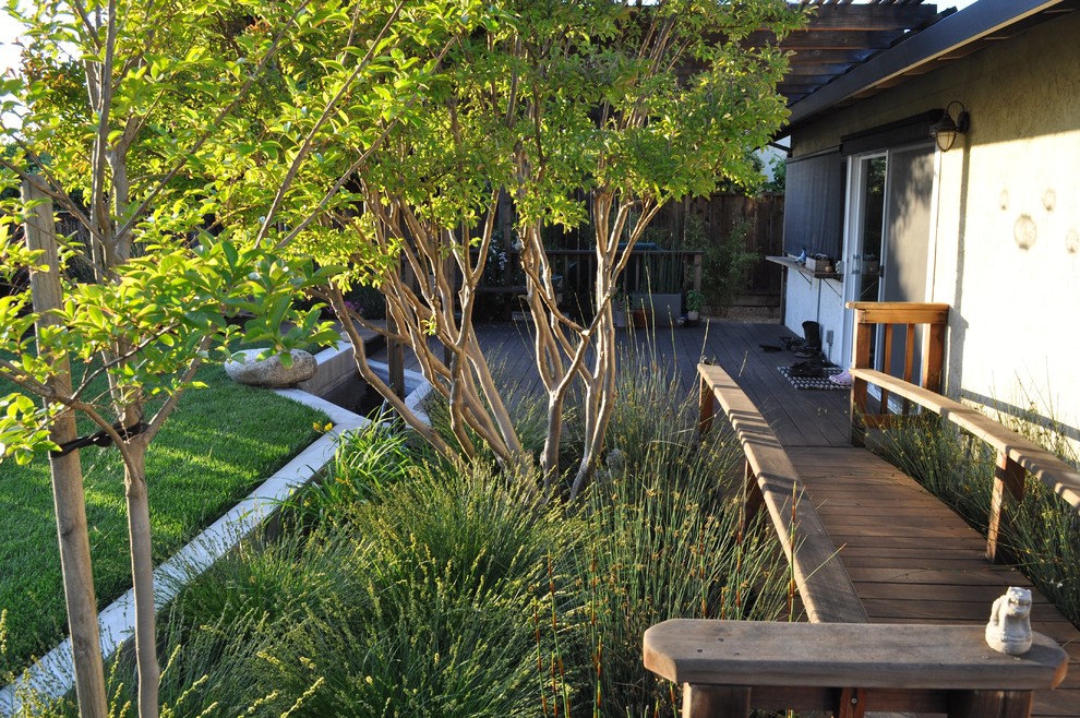 Ejemplo de jardín de estilo zen en patio trasero con entablado