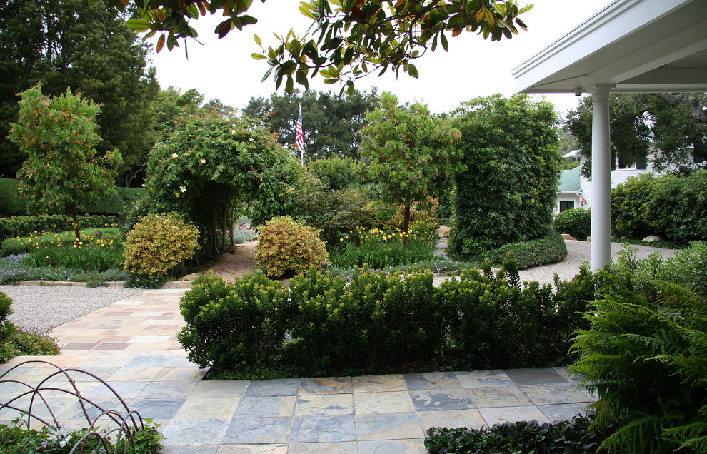 Design ideas for a traditional landscaping in Santa Barbara.
