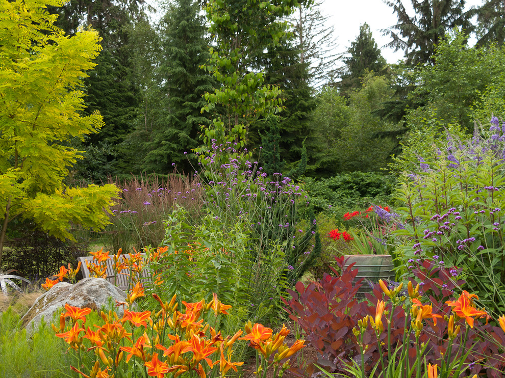 Design ideas for a traditional back garden for autumn in Seattle.