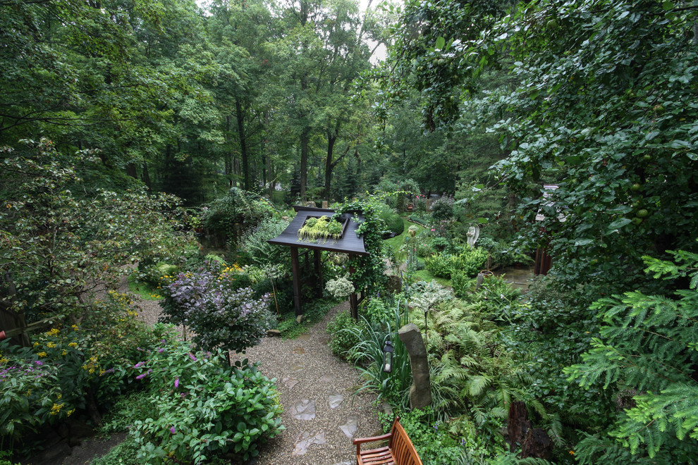 Ispirazione per un piccolo giardino etnico in ombra dietro casa in estate con ghiaia