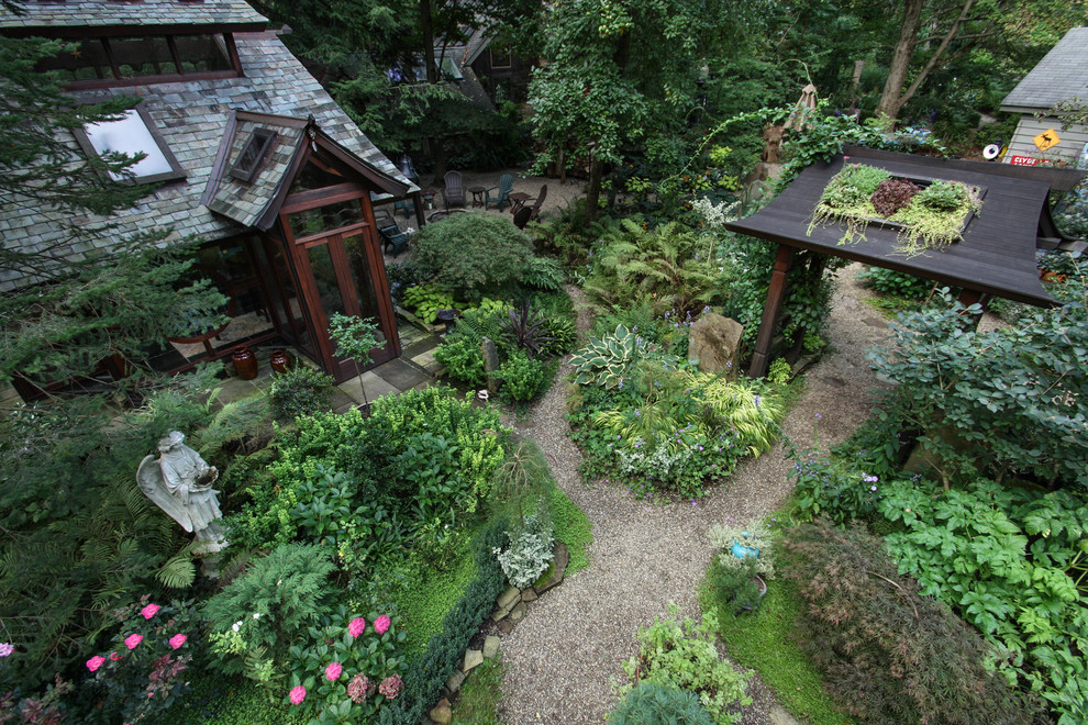 Cette image montre un petit jardin arrière asiatique l'été avec une exposition ombragée et du gravier.