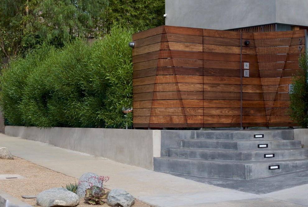 Esempio di un giardino minimalista esposto in pieno sole di medie dimensioni e davanti casa con ghiaia