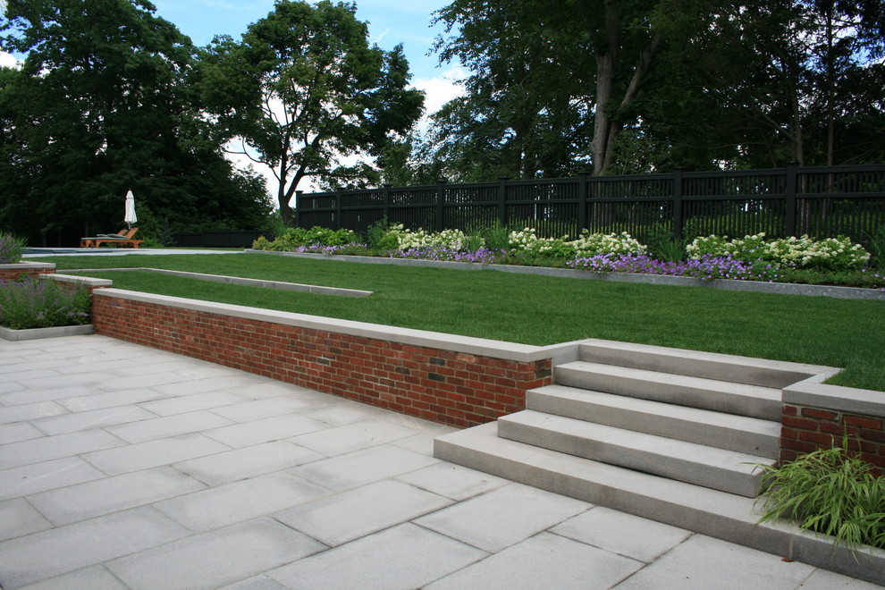 Пример оригинального дизайна: большой солнечный, осенний участок и сад на заднем дворе в классическом стиле с хорошей освещенностью и мощением тротуарной плиткой