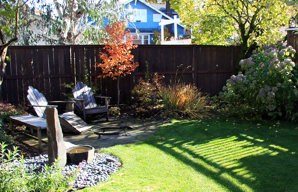 Exemple d'un petit jardin arrière chic avec une exposition partiellement ombragée et des pavés en pierre naturelle.