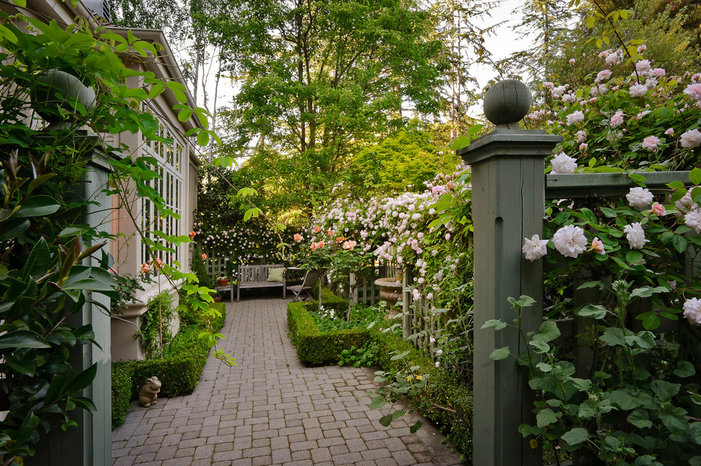 На фото: участок и сад на боковом дворе в средиземноморском стиле с перегородкой для приватности с