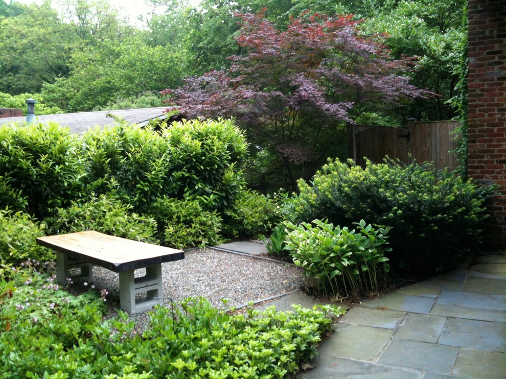 Стильный дизайн: маленький весенний участок и сад на боковом дворе в классическом стиле с полуденной тенью и покрытием из гравия для на участке и в саду - последний тренд