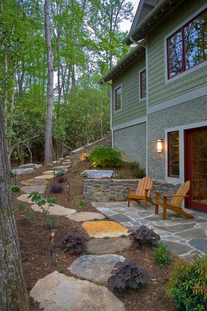 На фото: участок и сад среднего размера на заднем дворе в стиле фьюжн с покрытием из каменной брусчатки