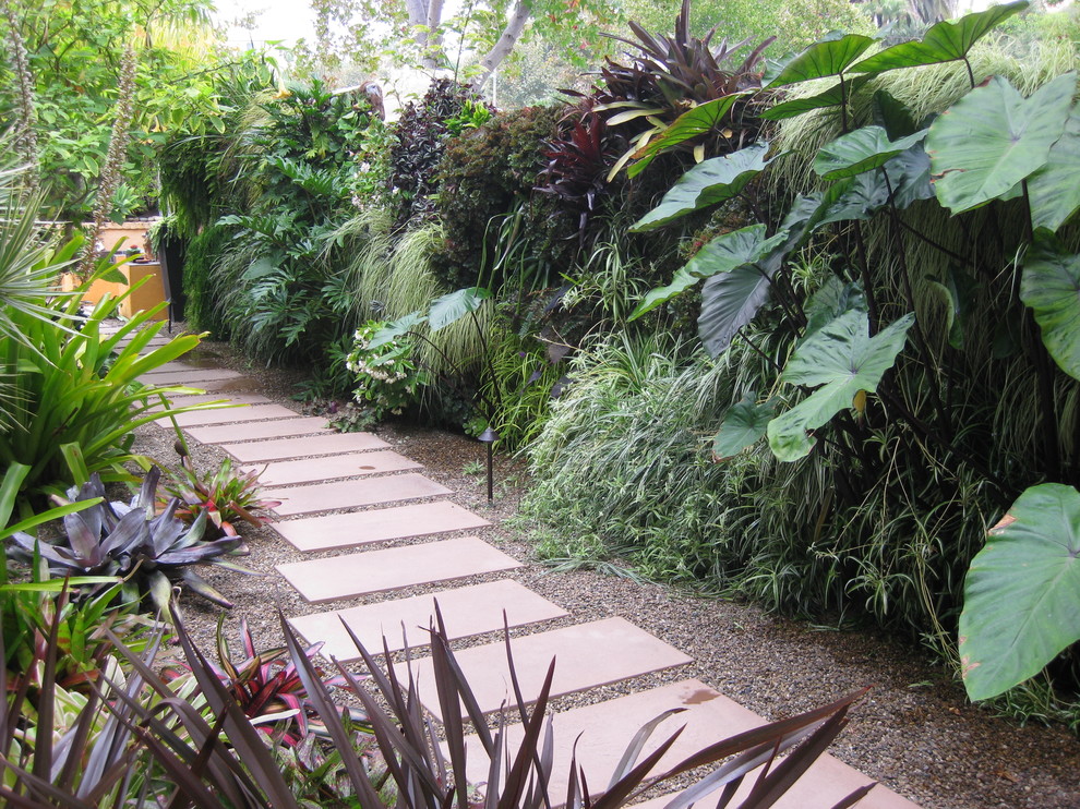 На фото: участок и сад на боковом дворе в современном стиле с покрытием из гравия с