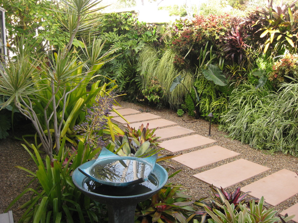 Ejemplo de jardín actual en patio lateral con gravilla