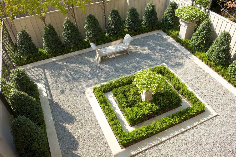 Ispirazione per un piccolo giardino formale tradizionale con ghiaia