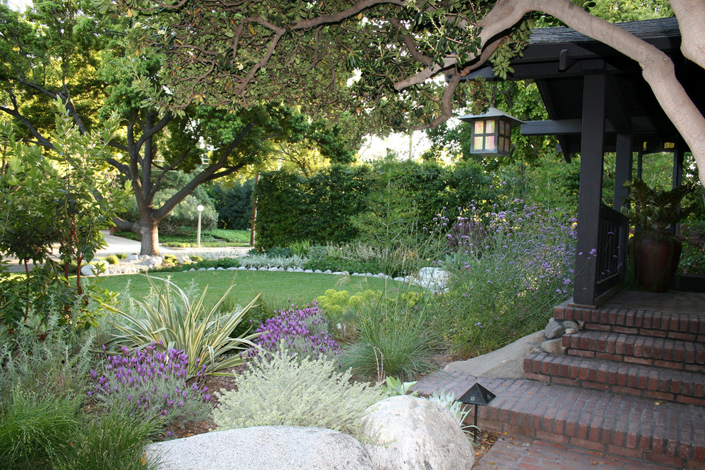 Esempio di un giardino xeriscape american style di medie dimensioni e davanti casa con un ingresso o sentiero e pavimentazioni in mattoni