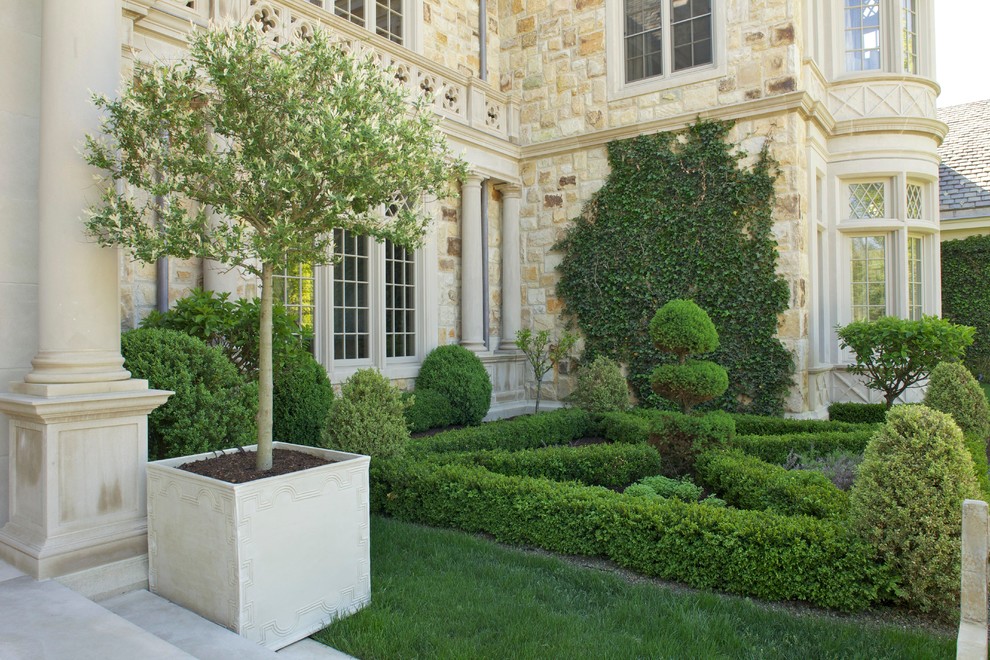 Design ideas for a traditional front yard landscaping in New York.