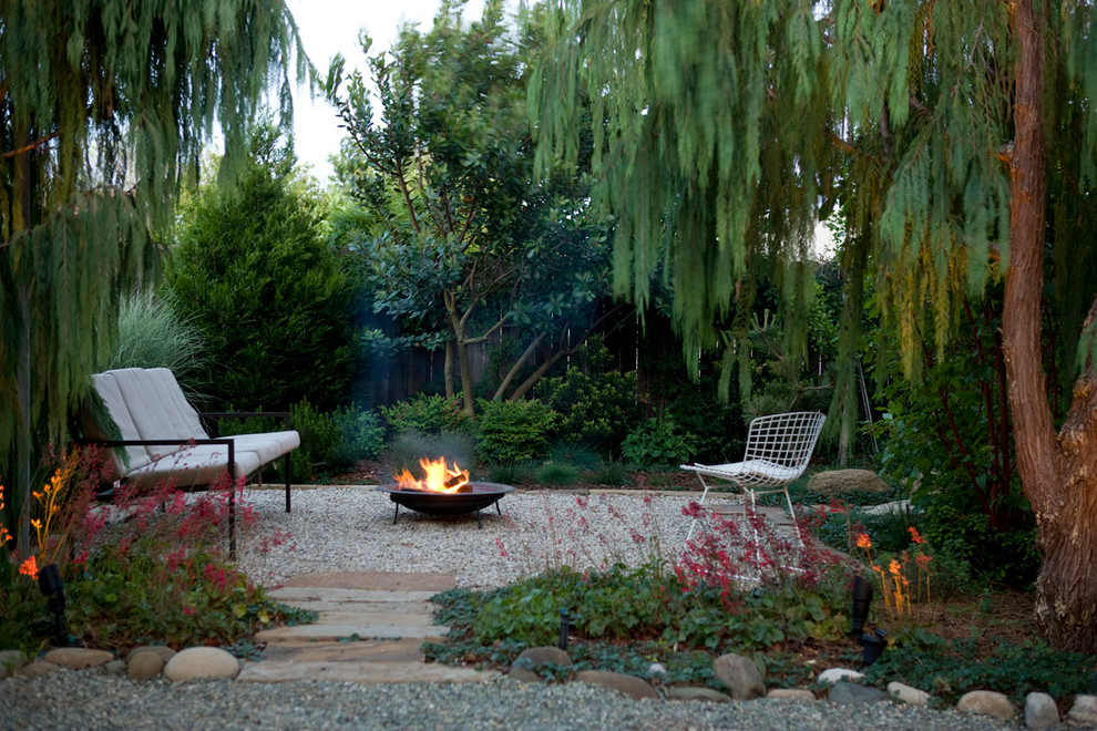 Immagine di un piccolo giardino contemporaneo dietro casa con un focolare e pavimentazioni in pietra naturale