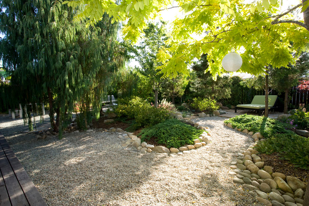 Foto de jardín actual pequeño en patio trasero con exposición parcial al sol y adoquines de piedra natural