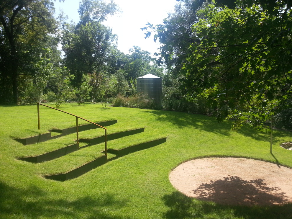 Foto de jardín actual de tamaño medio en patio trasero con exposición total al sol y gravilla