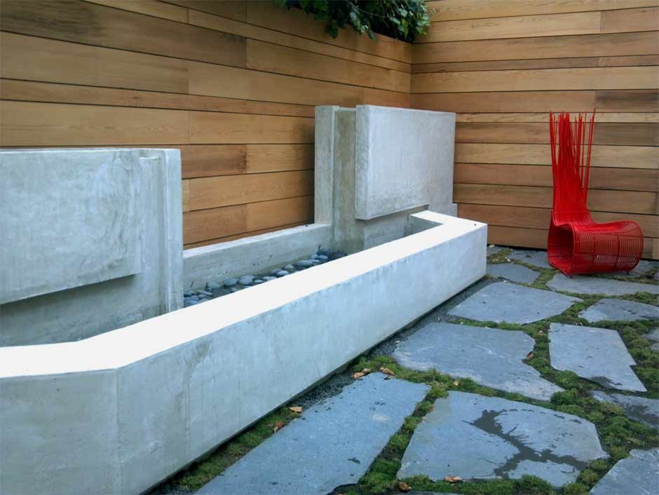 Kleiner, Halbschattiger Moderner Garten hinter dem Haus mit Wasserspiel und Betonboden in San Francisco
