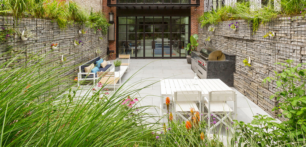 Идея дизайна: летний участок и сад среднего размера на заднем дворе в современном стиле с полуденной тенью