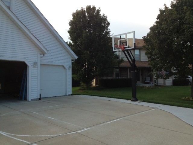 Inspiration for a large classic front partial sun garden in Milwaukee with an outdoor sport court.