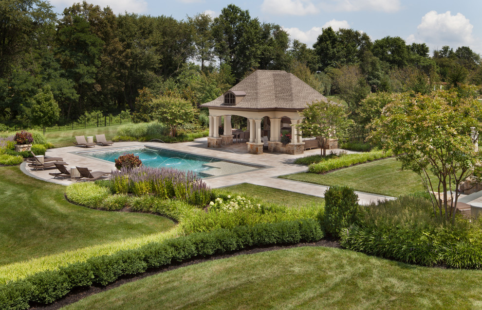 Идея дизайна: солнечный участок и сад на заднем дворе в классическом стиле с хорошей освещенностью