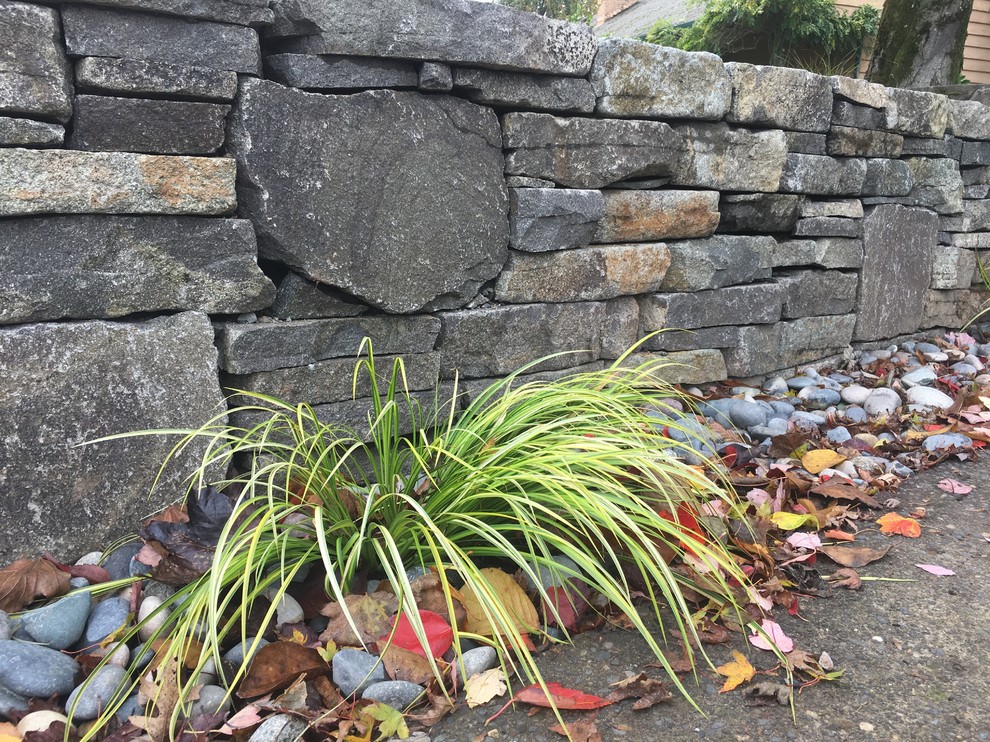 Imagen de jardín de estilo zen de tamaño medio en patio delantero con jardín francés y adoquines de piedra natural