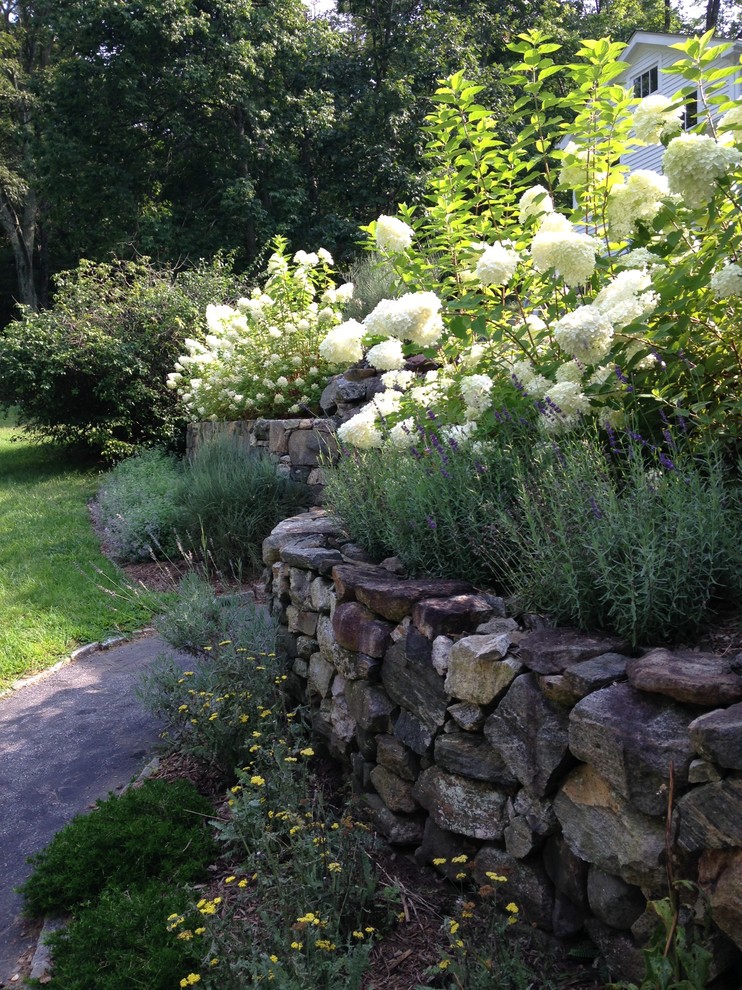 Inspiration pour un grand jardin rustique l'été avec une exposition ensoleillée et une pente, une colline ou un talus.