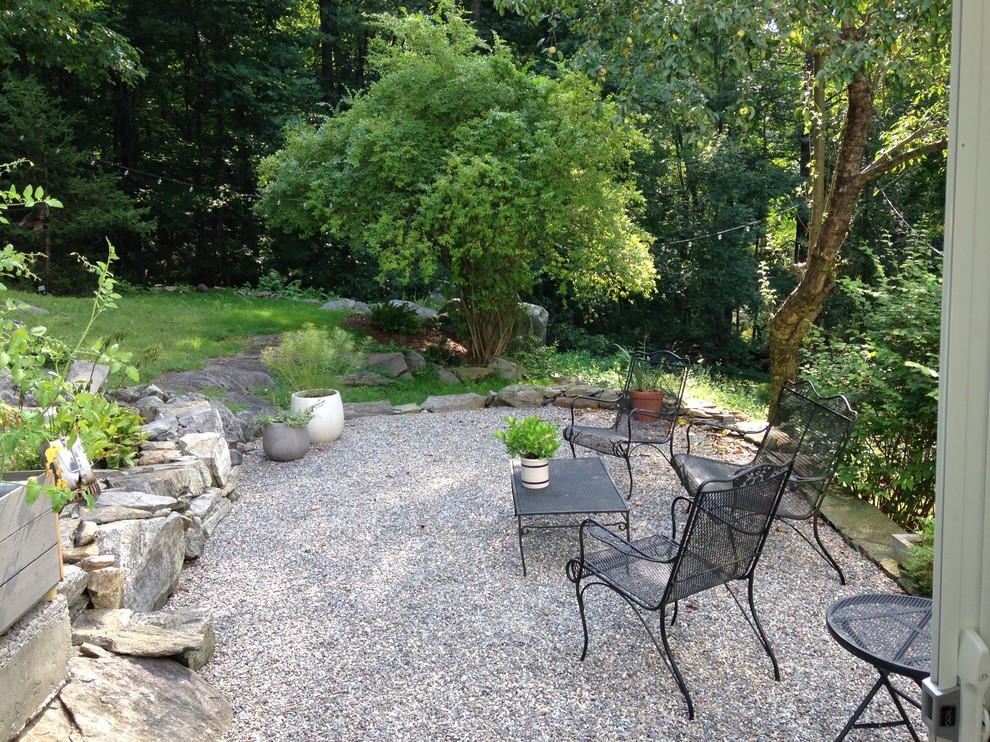 Imagen de jardín campestre grande en verano en patio trasero con exposición parcial al sol y gravilla