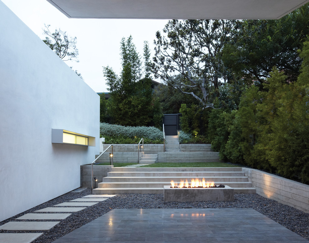 Mittelgroßer, Halbschattiger Moderner Vorgarten mit Feuerstelle und Betonboden in Los Angeles