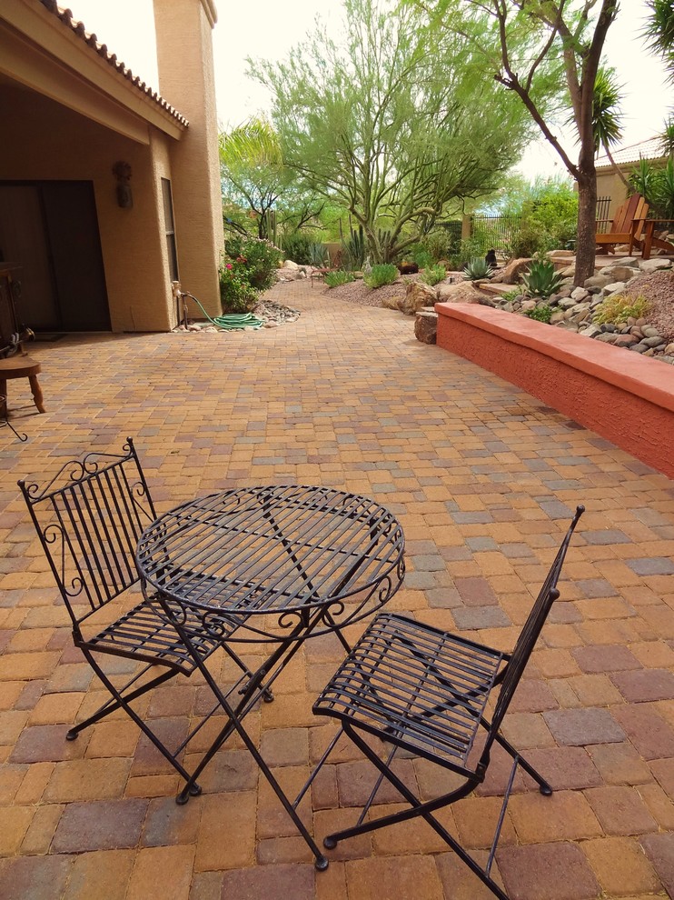 Southwest patio photo in Phoenix
