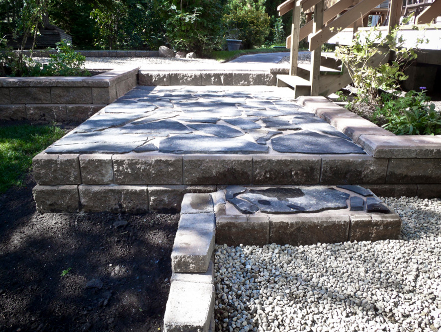 Ispirazione per un grande orto in giardino in ombra dietro casa con pavimentazioni in pietra naturale